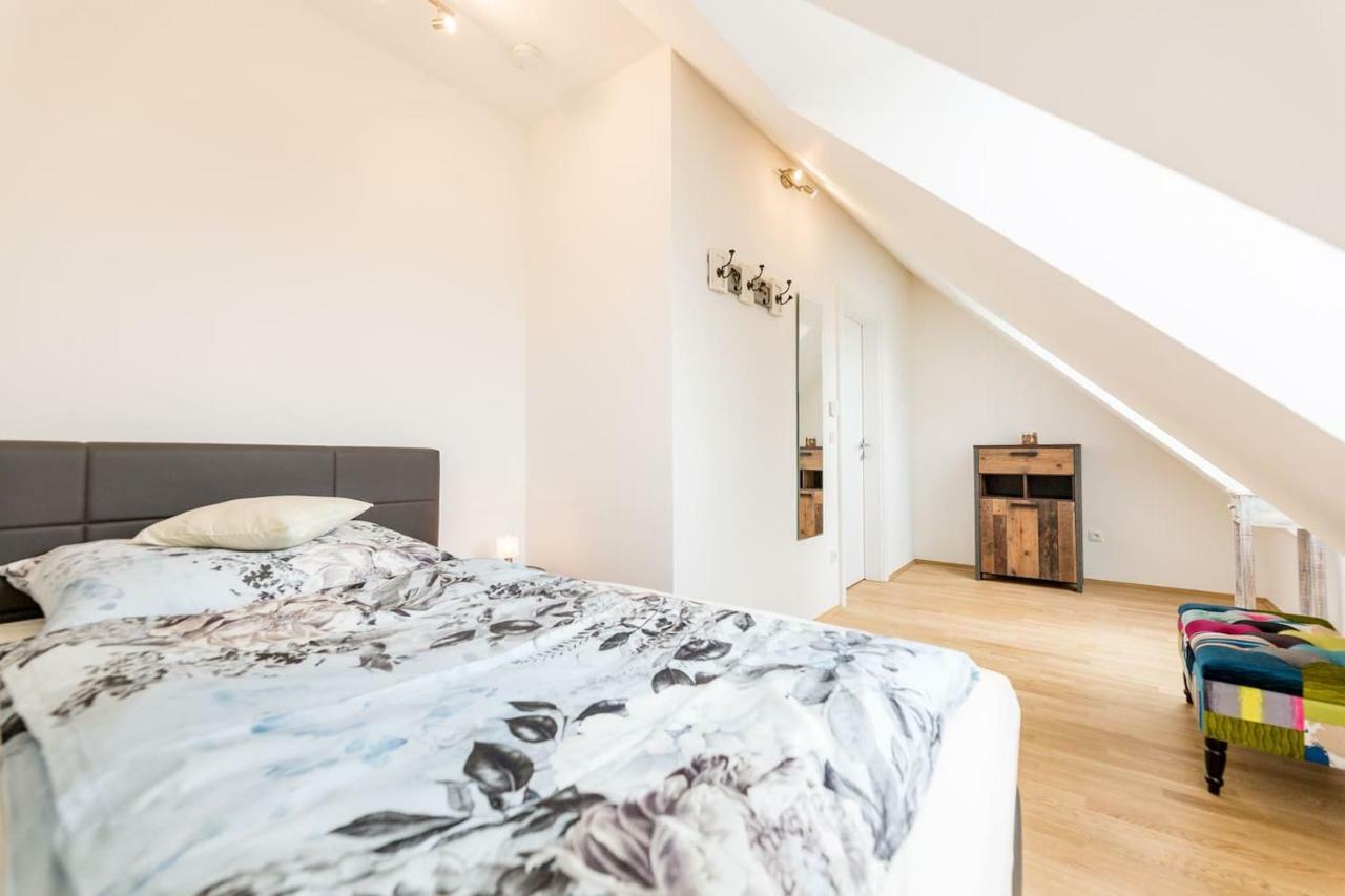 Grosse Dachgeschosswohnung Im Herzen Von Graz Exterior photo